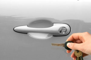Car key and car door handle - 10 reasons not to lease a car